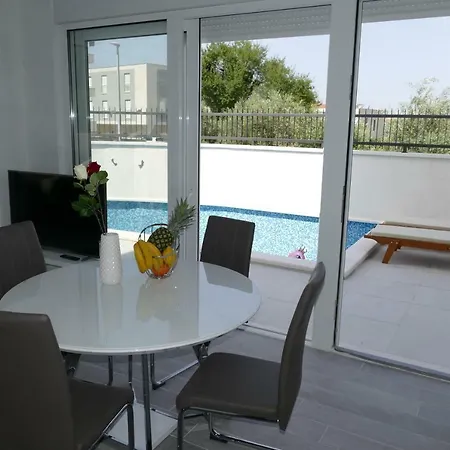 Urban With Heated Pool Apartamento Podstrana