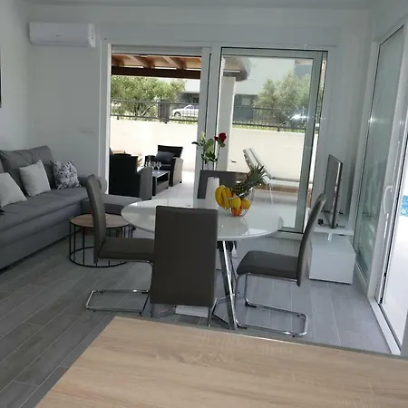 Urban With Heated Pool * Podstrana