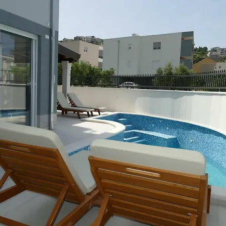 Urban With Heated Pool Podstrana