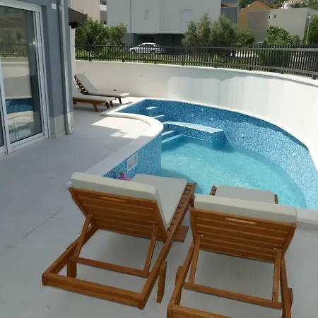 Urban With Heated Pool * Podstrana