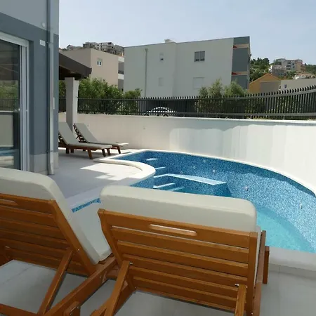 Urban With Heated Pool * Podstrana