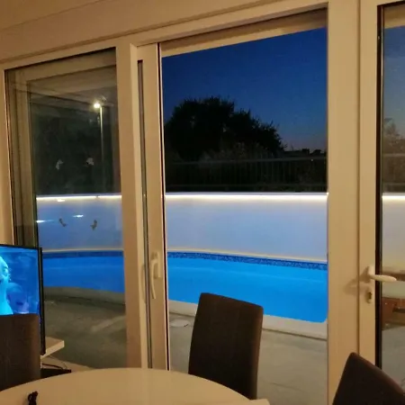 Urban With Heated Pool Podstrana