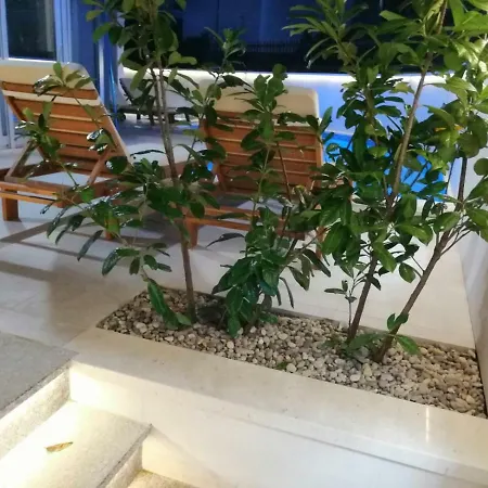 Urban With Heated Pool Apartamento Podstrana
