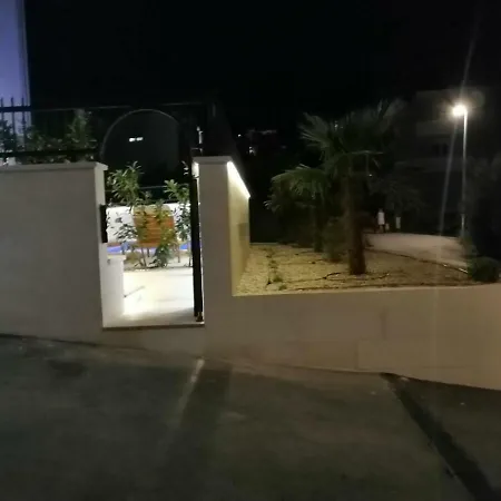 Urban With Heated Pool Podstrana