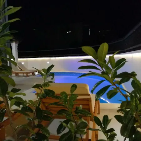 Urban With Heated Pool Podstrana
