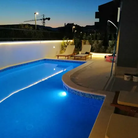 Urban With Heated Pool Podstrana